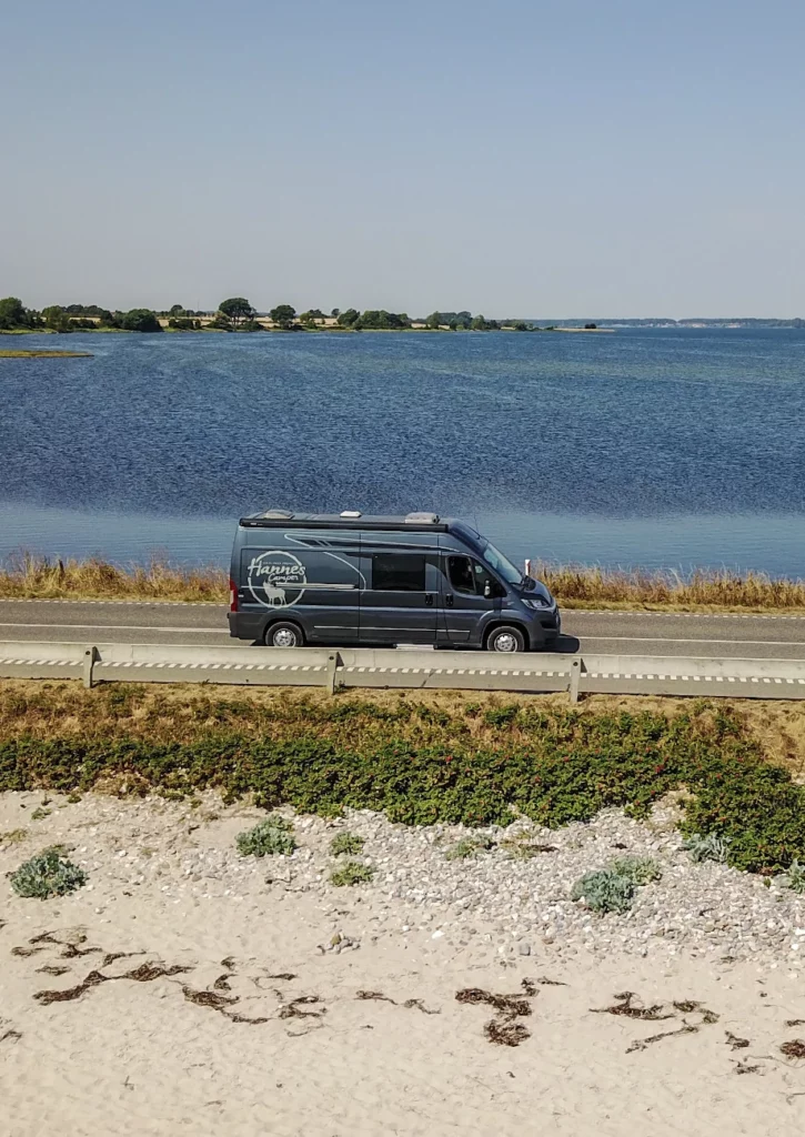 Wohnmobil mieten: Camper vor der Küste
